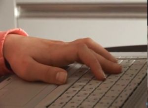 Молодая пара студентов дома занимаются анальным сексом